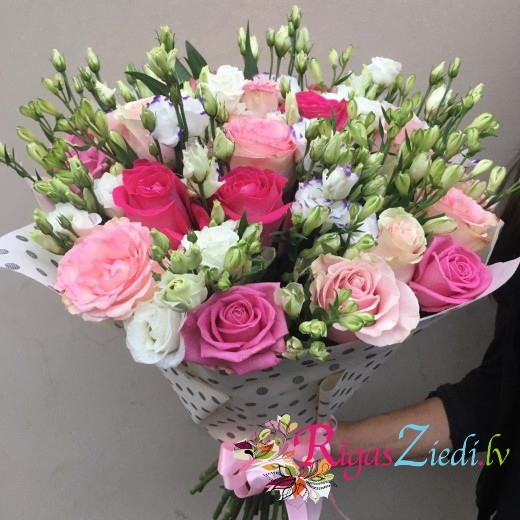  Bouquet of pink roses and white lisianthus